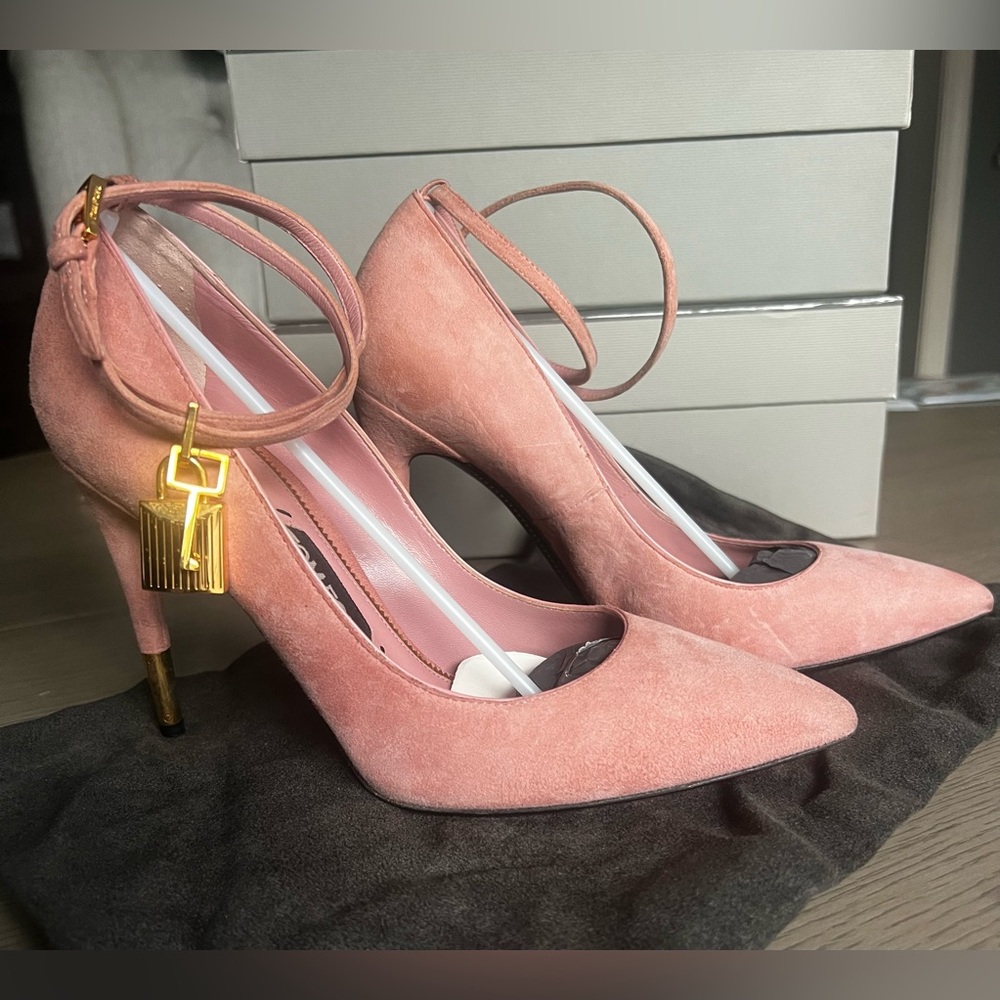 Celeb Fav! TOM FORD Pink Suede Padlock Pumps 39 $1250